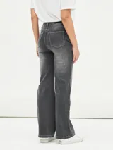 Jean de mujer color negro, de corte recto y tiro alto, con costuras decorativas en la parte delantera y trasera.