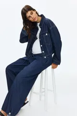 Pantalón tipo jean de corte holgado en denim suave, con diseño de piernas globo, cintura elástica con cordón de ajuste y bajos fruncidos con cordones ajustables.