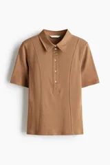 Top de punto color camel, ajustado al cuerpo, con cuello camisero, tapeta de botones y costuras decorativas frontales.