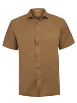 Camisa de manga corta color tostado, con cuello clásico, cierre frontal con botones y bordado del logo de la marca en el pecho.