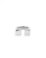 Anillo plateado con forma cuadrada y acabado liso.