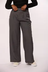 Pantalon sastrero de corte recto y tiro alto, con diseño de pinzas frontales, bolsillos laterales y cierre con botón.