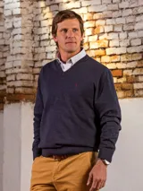 Sweater azul marino de hilo con escote en V y logo bordado en rojo.