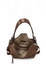 Cartera mochila de cuero sintético color tostado, con diseño versátil que permite usarla al hombro o como mochila. Presenta un bolsillo frontal con cierre, apertura superior y correas ajustables.