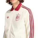 Campera deportiva Adidas de la selección de España, modelo alternativo, en color blanco marfil con cuello y detalles en bordó, con las clásicas tres tiras en las mangas y el escudo de la selección en el pecho.