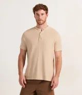 Polo de hombre de manga corta, color beige claro, con cuello mao y tapeta de dos botones.