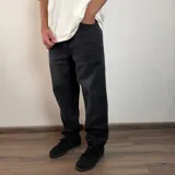 Pantalón de jean corte mom oversize, color negro lavado, con diseño de tiro alto y pierna holgada.