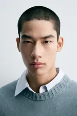 Jersey de corte relajado confeccionado en hilatura de algodón con efecto lavado. Presenta cuello redondo, manga larga y acabados en rib en cuello, puños y bajo.