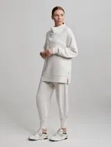 Sweater jogger largo color crema con cuello tortuga.