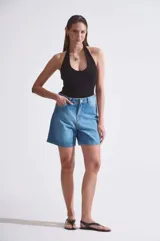 Bermuda de denim rígido celeste, tiro alto y lavado stone wash.