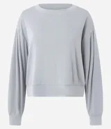 Buzo deportivo Get Over de microfibra color gris, con diseño boxy, cuello redondo y manga larga abullonada con puños ajustados.