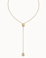 Colgante tipo lazo con cadena de eslabones esféricos bañada en oro de 18k, con dos piezas esféricas decorativas en los extremos y en el centro.