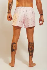 Short de baño rosado con estampado tropical de palmeras y vehículos, con cintura elástica con cordón ajustable.