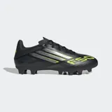 Championes de fútbol Adidas F50 Club para múltiples superficies, color negro con detalles en amarillo neón. Presentan un diseño con franjas diagonales y el número "F50" estampado en la puntera.