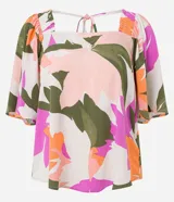 Blusa de mangas cortas con escote cuadrado y estampado floral en tonos rosa, naranja, verde y blanco.