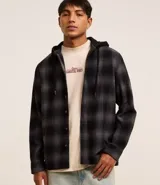 Camisa masculina de franela a cuadros en tonos grises y negros, con capucha con cordón ajustable, cierre frontal abotonado y mangas largas.