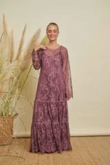 Vestido largo de encaje color uva, con escote redondo, manga larga semi oxford y corte suelto. Incluye solera interior.