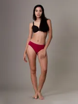 Bombacha Calvin Klein modelo Bonded Flex, color rojo, con logo tonal en la cintura.