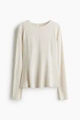 Top de manga larga en punto de crepé color beige, con cuello redondo y costuras moldeadoras que forman un sutil peplum en el bajo.