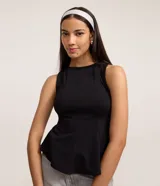 Blusa sin mangas color negro, confeccionada en tejido punto roma, con breteles anchos y corte peplum alargado que se ajusta al cuerpo en el busto y se abre en el ruedo.