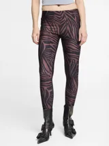 Calza larga de viscosa con estampado animal print en tonos marrones y negros.