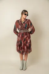 Vestido midi estampado con diseño abstracto en tonos marrones, verdes y blancos. Modelo cruzado con falda plisada y cintura elastizada.