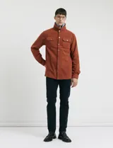 Sobrecamisa de micropolar color terracota, con cuello camisero, cierre frontal con botones a presión y dos bolsillos frontales con solapa y botón.