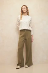 Pantalón de lino color verde oliva, de tiro alto y corte holgado.