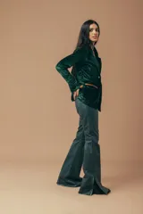 Blazer de terciopelo color terracota, con cuello solapa, cierre con botón de guampa y detalles en cuero. Corte entallado.