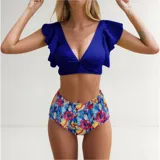 Bikini de dos piezas compuesto por un top amarillo con volados en los hombros y una bombacha de tiro alto con estampado tropical de flores y hojas.