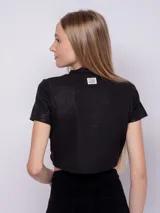 Top negro de manga corta con cuello alto y abertura en el pecho.