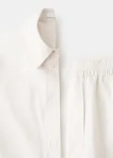 Short de algodón color beige, de corte sastrero con tiro alto y bolsillos laterales.