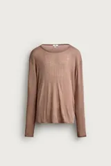 Camiseta relaxed fit de manga larga y cuello redondo amplio, confeccionada en tejido ligero color marrón con mezcla de lyocell y lana.