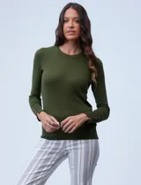 Buzo rojo de tejido fino con cuello redondo y mangas largas. Detalle de botones dorados en los puños.