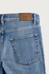 Jeans slim fit de color negro para hombre, con tiro medio, diseño de cinco bolsillos y cierre frontal con cremallera y botón.