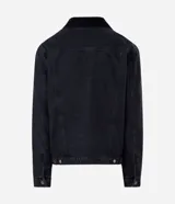 Chaqueta de jean color negro con cuello de sherpa, cierre frontal con botones metálicos, bolsillos con solapa en el pecho y bolsillos laterales. Diseño de corte regular y manga larga.