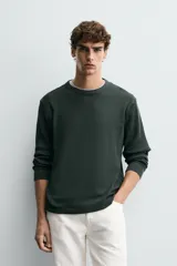 Camiseta de manga larga con cuello redondo, confeccionada en tejido de algodón con textura tipo waffle y acabados en rib.