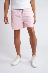 Short de baño color turquesa con cintura elástica y cordón ajustable. Presenta bolsillos laterales y un bolsillo trasero, con el logo de la marca bordado en la parte inferior de la pierna.