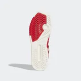 Championes Adidas Drop Step Low 2.0 de caña baja, con diseño inspirado en el básquet. Presenta una combinación de colores blanco, rojo y bordó, con las icónicas tres tiras laterales en negro. Confeccionados con exterior de gamuza y cuero sintético, cuentan con una suela de goma esculpida y forro interior de lycra para mayor comodidad.
