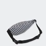Riñonera Vans Ward con estampado a cuadros blancos y negros, correa ajustable con hebilla y dos bolsillos con cierre de cremallera.