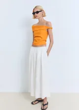 Top naranja de diseño asimétrico sin mangas, con escote palabra de honor y detalle fruncido en el lateral.