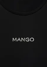 Camiseta de manga corta y cuello redondo, confeccionada en algodón. Presenta un diseño recto con el logo de la marca estampado en el centro del pecho.