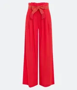 Pantalón acampanado de lino color celeste, con bolsillos, cinturón bordado y pliegues delanteros.