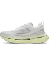 Championes de running Under Armour modelo Halo Racer, color blanco con detalles en amarillo pálido. Presentan una parte superior de malla transpirable, amortiguación UA HOVR+ para retorno de energía y una suela de goma duradera con diseño ergonómico.