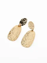 Aros colgantes dorados con diseño de doble pieza ovalada de textura martillada.