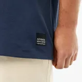 Camiseta de manga corta azul marino con cuello en V.