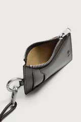 Tarjetero de piel marrón con diseño colgante para el cuello. Cuenta con ranuras para tarjetas, un bolsillo lateral con cierre de cremallera, anilla metálica y cordón largo ajustable.