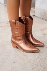 Botas texanas cortas blancas de cuero con bordados en la capellada y taco de madera.