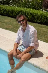 Camisa rosa pálido de tussor, de corte clásico, con cuello abotonado y mangas largas arremangadas.