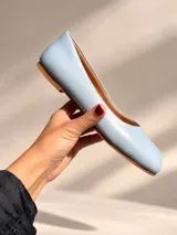 Zapatos tipo Tabi de cuero color celeste, con diseño de punta dividida característico y plantilla marrón de la marca Mari.